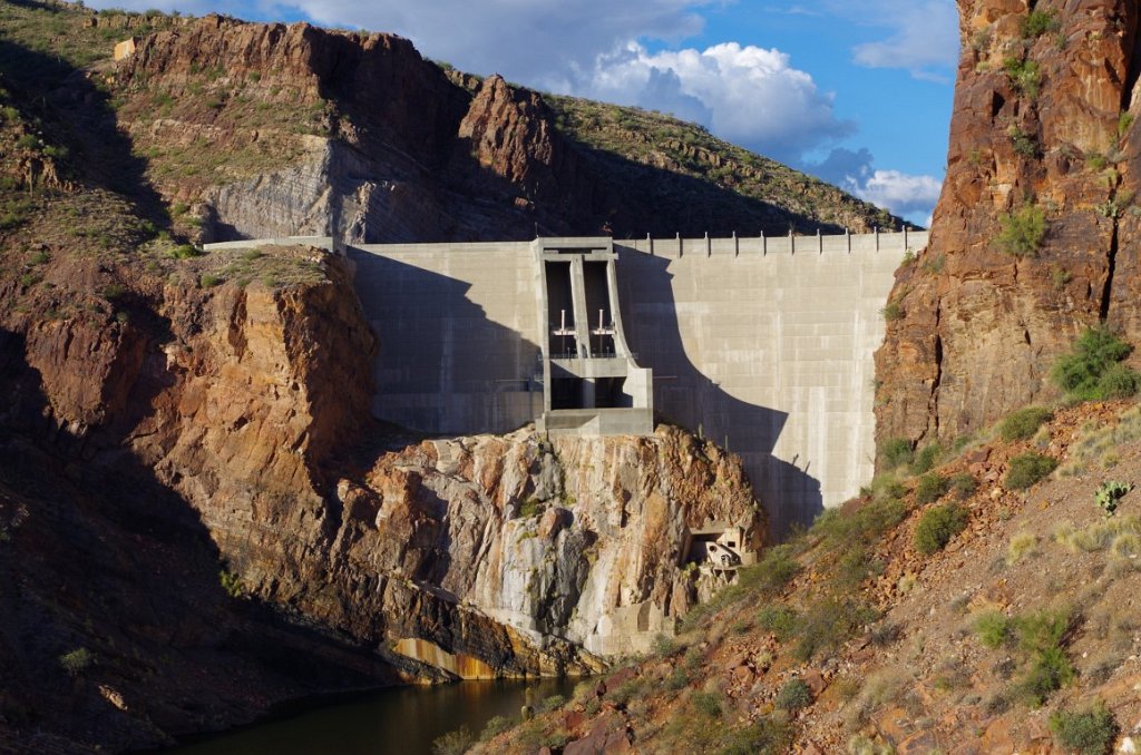 2016_1104_160130.JPG - Apache Trail / Theodore Roosevelt Dam 